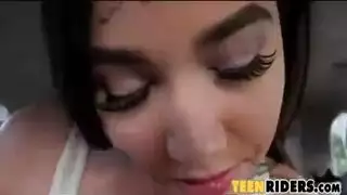 فتاة متهورة تتوق لقضيب صلب يدك كسها المشدود حتى هزة الجماع