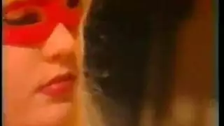 شقراء وأسود: شرج خشن وحلق عميق