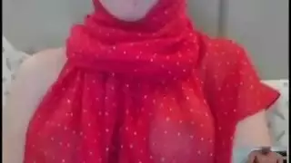 محجبة تتفنن في عرض مفاتنها وتستمتع بنفسها على الكاميرا