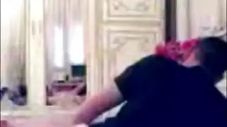 فتاة عربية تأخذ قضيب طالب ثخين بعمق في كسها الرطب