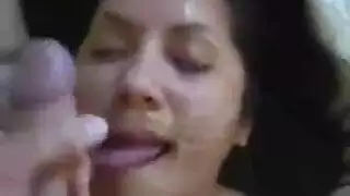 مراهقة وقحة تمص خصيتيه ثم تأخذ زباً قوياً في مهبلها المبلل