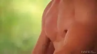 نيك خلفي وضعية الكلبة في كس محلوق و منفوخ