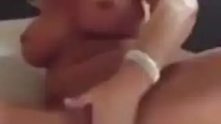 امرأة ناضجة مثيرة تستمني بفرك مهبلي قوي