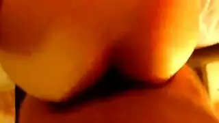 مقبز صديقة الآسيوية قبالة زميلها النحيف. مقبز صديقة الآسيوية قبالة زميلها النحيف.