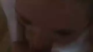 شقراء روسية تمتص بلطف عصا لحم صلبة ، بينما تركع أمام رجلها شقراء روسية تمتص بلطف عصا لحم صلبة ، بينما تركع أمام رجلها