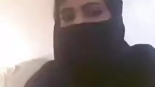 فتاة عربية تظهر الثدي على كاميرا الويب فتاة عربية تظهر الثدي على كاميرا الويب