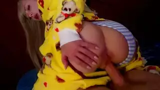الشقراء التي تمتص ديك في الصباح الشقراء التي تمتص ديك في الصباح