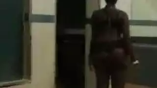 خجول جيمس اللعب في غرفة الاستحمام خجول جيمس اللعب في غرفة الاستحمام