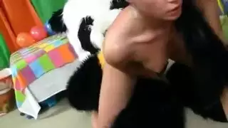 أحب مشاهدة أختي تلعب بلعبتها. أحب مشاهدة أختي تلعب بلعبتها.
