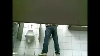 لواط في مرحاض عام بين شباب ساخنين يتناكون فيما بينهم