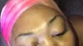 يتم تصوير فتاة سوداء غبية وهي تمارس الجنس مع فمها