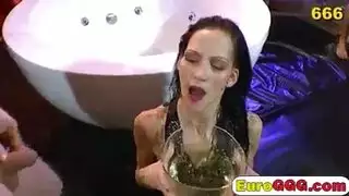 قذر جنب صنم الفتيات البلع قذر جنب صنم الفتيات البلع