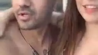 اثنتان من أمهات البيكيني تدلكان الأولاد اثنتان من أمهات البيكيني تدلكان الأولاد