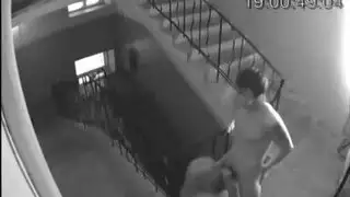 روسي ينيك جارته على السلالم