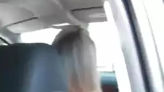 مفلس شقراء تظهر الصدر مسطح مفلس شقراء تظهر الصدر مسطح
