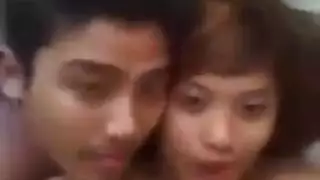 زوجين شابين يقضيان وقتًا رائعًا معًا زوجين شابين يقضيان وقتًا رائعًا معًا