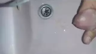 الرجل يعطي مضيئة إلى ثقوبه الرجل يعطي مضيئة إلى ثقوبه