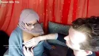 جبهة مورو العربية ترضع زوجها الجديد جبهة مورو العربية ترضع زوجها الجديد
