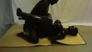 تستمتع دمية اللاتكس الغامضة وظيفتها. تستمتع دمية اللاتكس الغامضة وظيفتها.