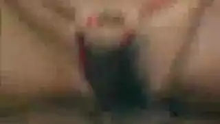أدوات مورو كوغار ابنتها بأصابعها. أدوات مورو كوغار ابنتها بأصابعها.