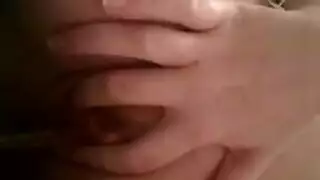 أمي تحمل الديك الأسود بالسلاسل. أمي تحمل الديك الأسود بالسلاسل.