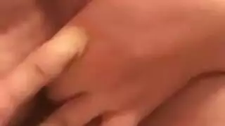 لدى هيثرز حلماتان تلعبان لدى هيثرز حلماتان تلعبان