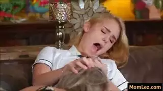 الأم وابنتها تعريتها وفرك كس الأم وابنتها تعريتها وفرك كس