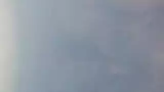 حصلت امرأة شقراء ناضجة في أعلى أصفر وأحذية عالية الفخذ جديدة على شاعر المليون الوجه