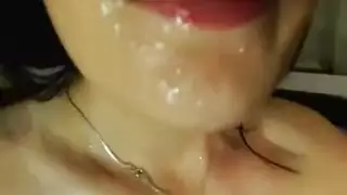 الرجل المشعر cums في جميع أنحاء وجهه. الرجل المشعر cums في جميع أنحاء وجهه.