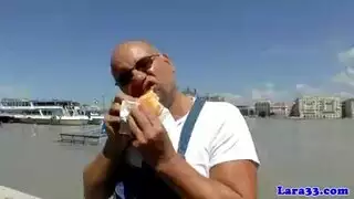 يراقب المراهقون والأزواج الاسترخاء، في حين أن شبابهم جاهزون للعمل يراقب المراهقون والأزواج الاسترخاء، في حين أن شبابهم جاهزون للعمل