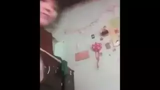 منظف الأطفال عاريا تحت الطاولة منظف الأطفال عاريا تحت الطاولة