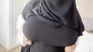 عرضت زوجة الصديق العربي الثدي عرضت زوجة الصديق العربي الثدي