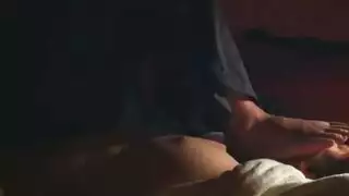 فتاة تحب كريم في شفتيها. فتاة تحب كريم في شفتيها.