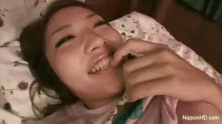 لطيف فتاة آسيوية يلعب مع اللعب حتى انها نائب الرئيس لطيف فتاة آسيوية يلعب مع اللعب حتى انها نائب الرئيس