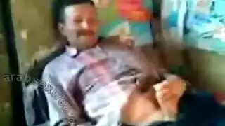 شرموطة تنتاك في حركات كثيرة