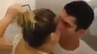 تبدو الحمام على حد سواء المشاغب. تبدو الحمام على حد سواء المشاغب.