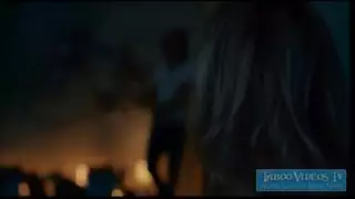 الشابة الشابة مع الشعر الطويل يطرح في الحديقة الشابة الشابة مع الشعر الطويل يطرح في الحديقة