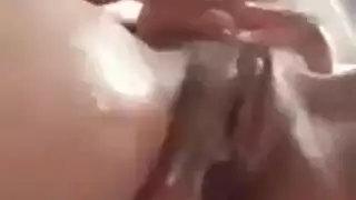 امرأة شقراء قرنية ترتدي نظارات تعطي مصًا كبيرًا على الوجه لرجل تحبه امرأة شقراء قرنية ترتدي نظارات تعطي مصًا كبيرًا على الوجه لرجل تحبه