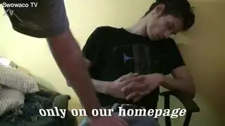 يفركها وهو نائم يفركها وهو نائم