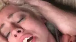 حبال بريئة على شقراء عارية. حبال بريئة على شقراء عارية.