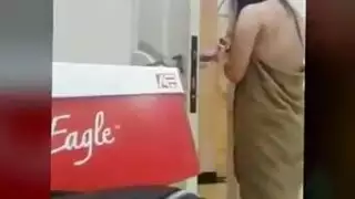 فتاة آسيوية في الحمام سخيف. فتاة آسيوية في الحمام سخيف.