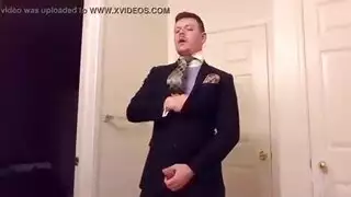 رجل وسيم في جوارب يراقبها أثناء تهب رجل وسيم في جوارب يراقبها أثناء تهب