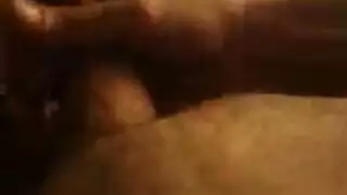 امرأة سمراء قرنية مع حفرة حفرها الديك. امرأة سمراء قرنية مع حفرة حفرها الديك.