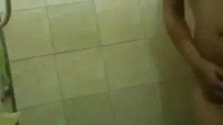 أحاول ارتداء ملابس لزوجتي أحاول ارتداء ملابس لزوجتي
