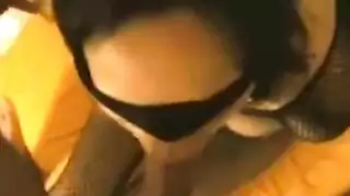 الزوج يعطي رأس زوجته على الكاميرا الزوج يعطي رأس زوجته على الكاميرا