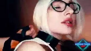 شفاه كبيرة تمسك قضيبه بلطف شفاه كبيرة تمسك قضيبه بلطف