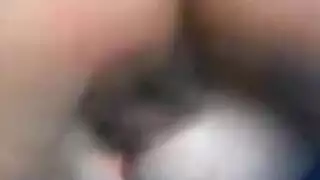 الحبيبة الحبر اللعب مع لعبها على السرير. الحبيبة الحبر اللعب مع لعبها على السرير.
