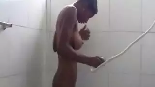 غنيمة كبيرة لاتينا في الحمام غنيمة كبيرة لاتينا في الحمام