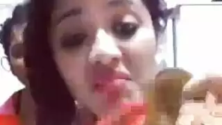 المرأة المدهشة على الأرض يغري الرجل مكتب. المرأة المدهشة على الأرض يغري الرجل مكتب.