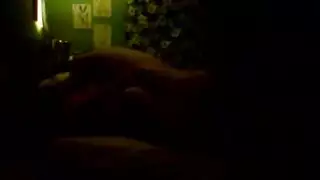 يلعب سيدة قديمة مع الديك في السرير. يلعب سيدة قديمة مع الديك في السرير.